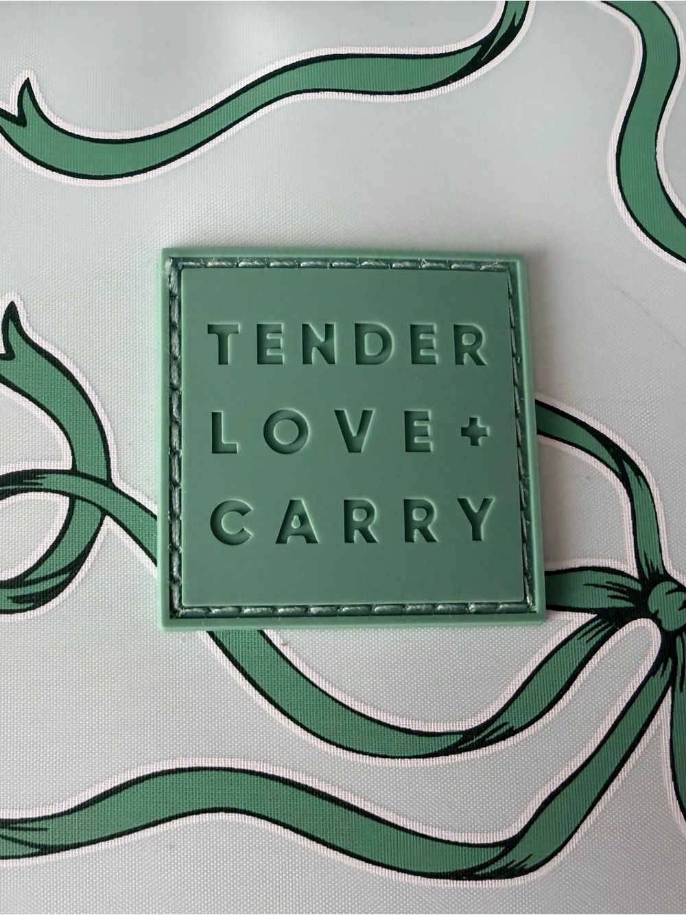 Tender Love + Carry Toiletry Bag Green Bows - Picture 2 of 14